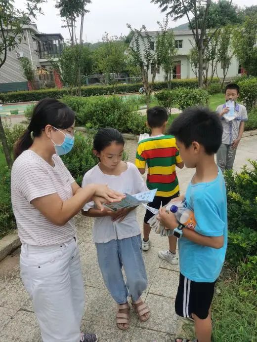 志愿者手把手教小朋友“七步”洗手法.jpg